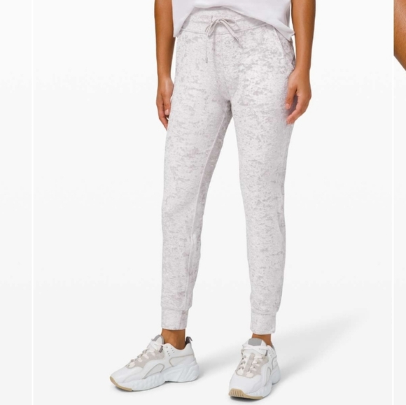 Lululemon Ready to Crush Jogger. Chrome (Light Grey, Silver). Velvet. 28". 12. - Picture 1 of 14